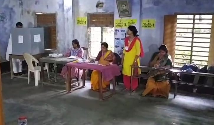 পশ্চিমবঙ্গে প্রথম দফার ভোটযুদ্ধ: প্রথম দুই ঘণ্টায় ১৯ শতাংশ ভোটদান