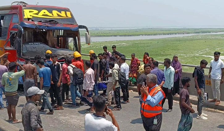 যমুনা সেতুতে ট্রাকে বাসের ধাক্কা, এক ঘণ্টা পর যান চলাচল স্বাভাবিক