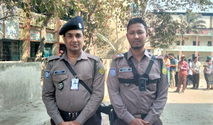 বডি ক্যামেরায় চোখ রেখে ভোট