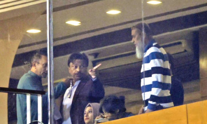 ছবির আড়ালে অন্য গল্প!