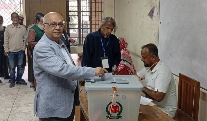 লাইনে দাঁড়িয়ে ভোট দিলেন উপদেষ্টা ফারুক-ই আজম 