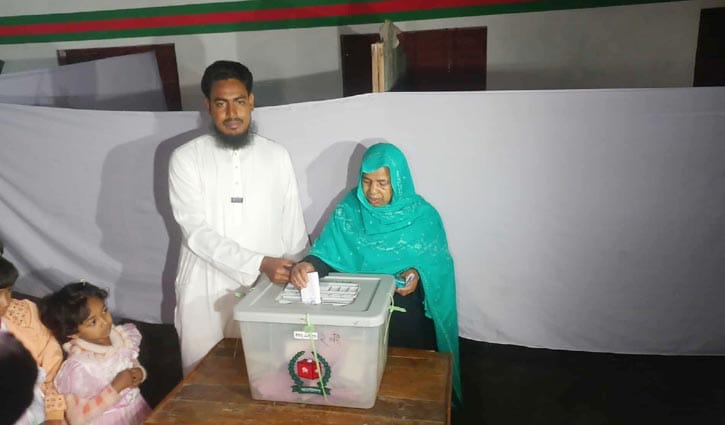 মাকে কেন্দ্রে নিয়ে ভোট দেওয়ালেন এনসিপির আখতার