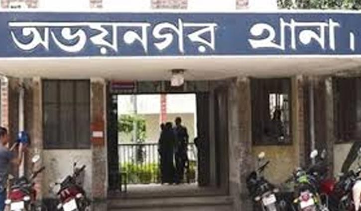 অভয়নগরে নিজের শরীরে আগুন দিলেন যুবক