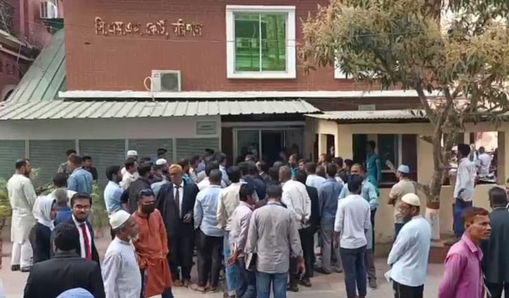 বরিশালে আ.লীগ নেতার জামিনের জেরে আদালতে তুলকালাম 