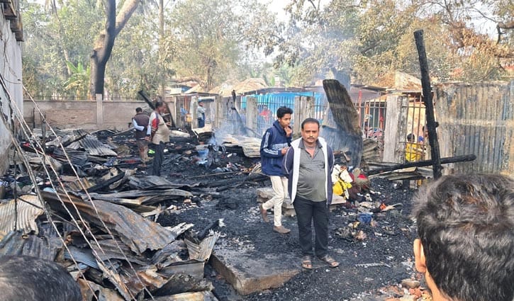 বাগেরহাটে মুক্তিযোদ্ধা মার্কেটে ভয়াবহ আগুন
