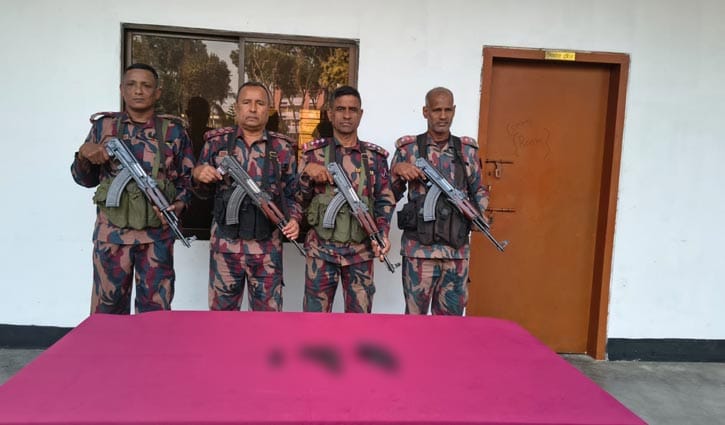 বেনাপোলে বিদেশি অস্ত্র ও গুলি জব্দ