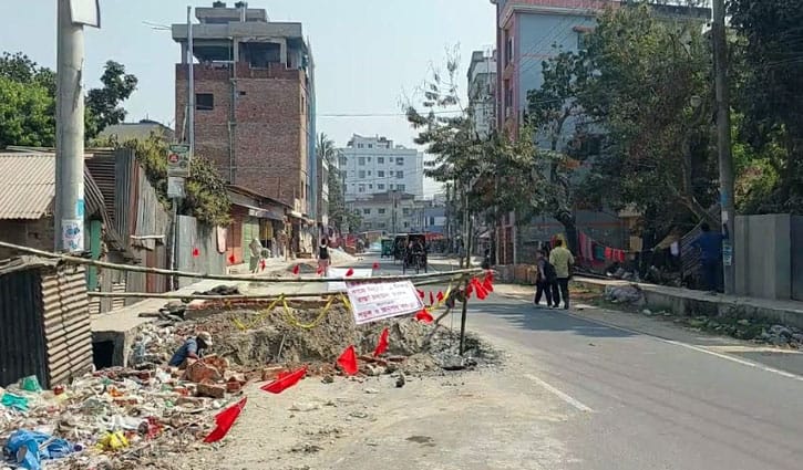 ভালো রাস্তা ভেঙে ড্রেন তৈরি, এলাকাবাসীর ক্ষোভ