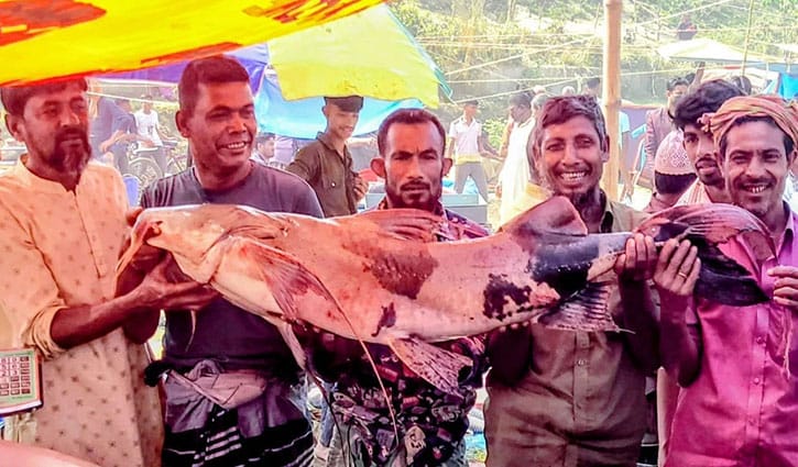 বগুড়ায় ৩০০ বছরের পুরনো খাউড়া মেলায় উৎসবের আমেজ