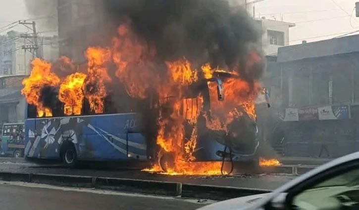 গাজীপুরে মোটরসাইকেলের সঙ্গে সংঘর্ষে বাসে আগুন