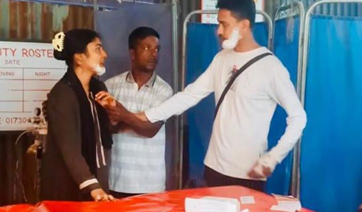 সড়কে বাবা-মায়ের চোখের সামনে ঝরে গেল শিশুর প্রাণ