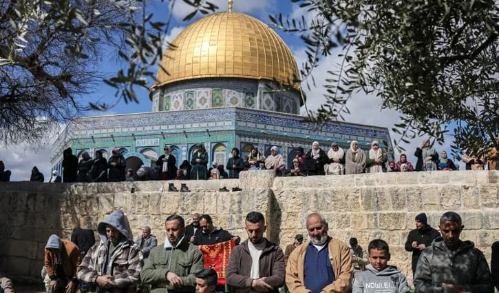 ইসরায়েলের কঠোর বিধিনিষেধের পরেও আল-আকসায় জুমা পড়েছে ১ লাখ মুসল্লি