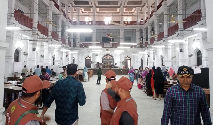 ঢাবির কার্জন হল কেন্দ্রে সাড়ে ৫ ঘণ্টায় ভোট পড়েছে ৩২.২৭ ভাগ