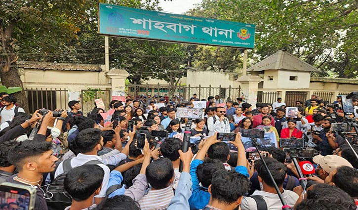 ঢাবি শিক্ষার্থীর ওপর হামলা, শাহবাগ থানার সামনে শিক্ষার্থীদের অবস্থান