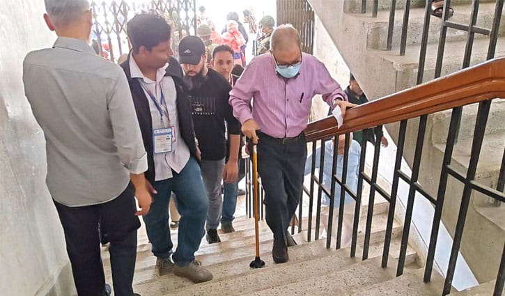 লাঠিতে ভর দিয়ে ভোট, বয়স্ক-প্রতিবন্ধীদের জন্য কেন্দ্রে নেই বিশেষ ব্যবস্থা