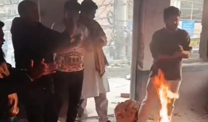 দিনাজপুরে আ.লীগ কার্যালয়ে নেতাকর্মীদের স্লোগান, অগ্নিসংযোগ