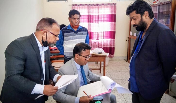 ফরিদপুরে ভোট কক্ষের ভেতরে টাকা বিতরণ, পোলিং এজেন্টকে জরিমানা