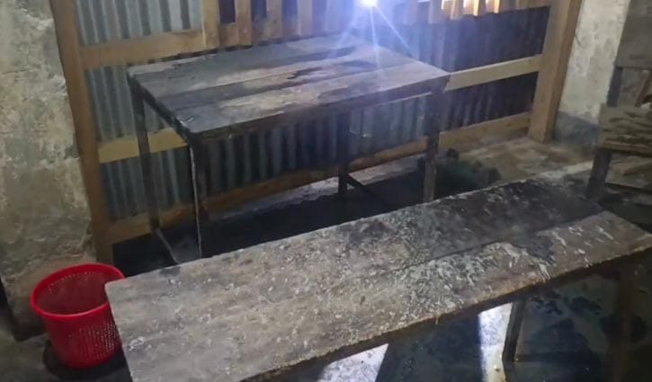 পটুয়াখালীতে ভোটকেন্দ্রে আগুন দেওয়ার অভিযোগ