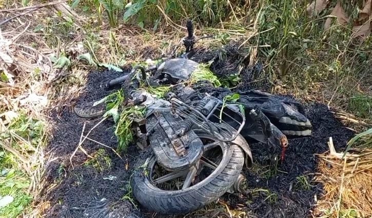 রাজৈরে ভোটকেন্দ্রের পাশে মোটরসাইকেলে আগুন