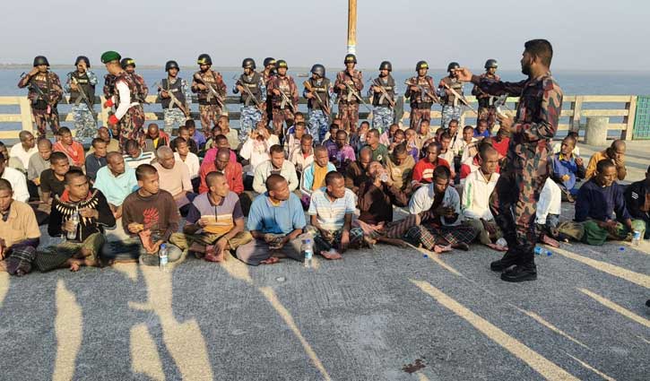 আরাকান আর্মির কাছ থেকে দেশে ফিরলেন ৭৩ জেলে