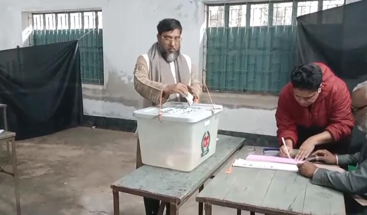 ঝালকাঠির প্রতিটি কেন্দ্রে ভোটারদের ভিড়