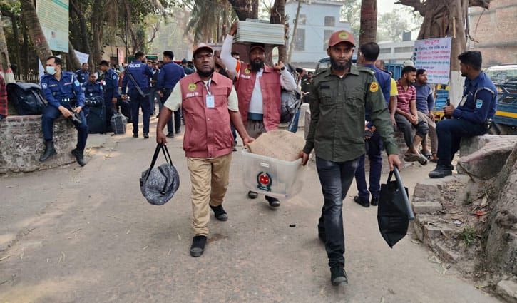 সারাদেশের ভোটকেন্দ্রে যাচ্ছে নির্বাচনি সরঞ্জাম