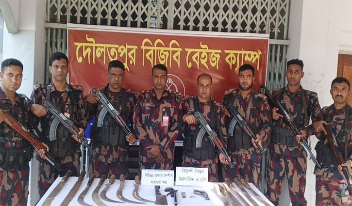 কুষ্টিয়ায় বিদেশি পিস্তল, ম্যাগজিন ও গুলিসহ দেশীয় অস্ত্র উদ্ধার