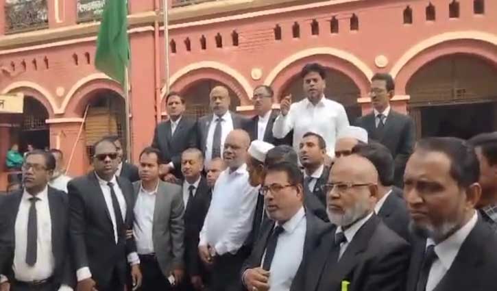 বরিশালে আইনজীবীদের আদালত বর্জন, বিক্ষোভ