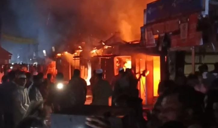 লক্ষ্মীপুরে আগুনে পুড়ল ৯ দোকান