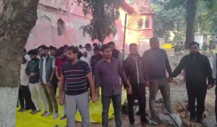 ভারতে সহপাঠীদের নামাজে পাহারা দিল হিন্দু শিক্ষার্থীরা