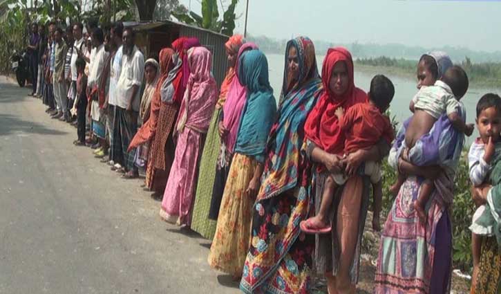 গোপালগঞ্জে মিথ্যা মামলার হয়রানি থেকে বাঁচতে মানববন্ধন 