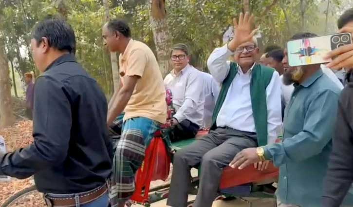 রিকশা-ভ্যানে চড়ে জনতার দ্বারে মির্জা ফখরুল