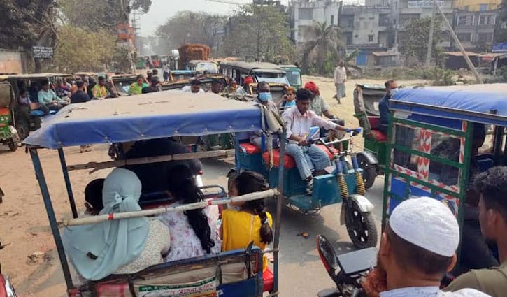 ৩ চাকার দাপটে কাহিল নরসিংদী শহর