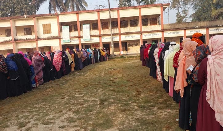 নোয়াখালীর ভোটকেন্দ্রে নারীদের উপচে পড়া ভিড়
