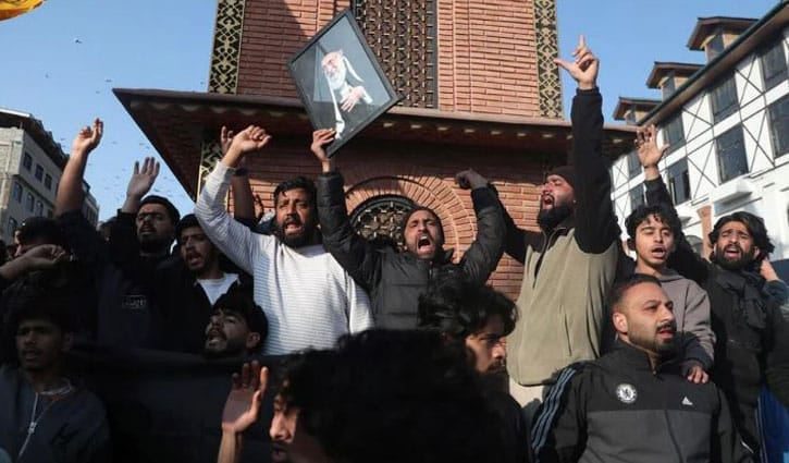 খামেনি হত্যার প্রতিবাদে কাশ্মীরের রাস্তায় হাজার হাজার মানুষ