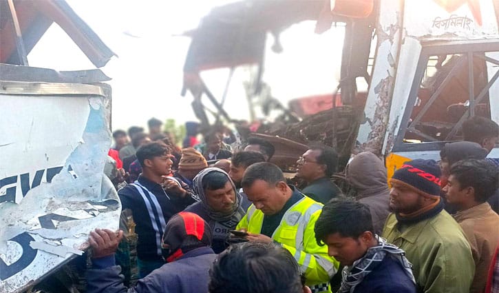 পাবনায় দুই বাসের মুখোমুখি সংঘর্ষে নিহতের সংখ্যা বেড়ে ৪
