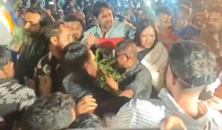 বাধার মুখে শহীদ মিনারে ফুল দিতে পারলেন না রুমিন ফারহানা, সড়ক অবরোধ