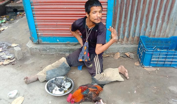 নিজে দাঁড়াতে না পারলেও, সংসার দাঁড় করিয়েছেন রায়হান