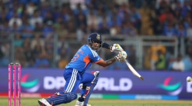 ভয়াবহ ব‌্যাটিং ধসের পর সূর্যকুমারে উদ্ধার ভারত