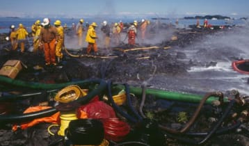 ইরানের পুরোনো তেল ট্যাঙ্কারগুলো ‘জীবন্ত টাইম বোমা’