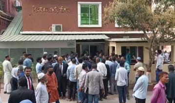 বরিশালে আ.লীগ নেতার জামিনের জেরে আদালতে তুলকালাম 