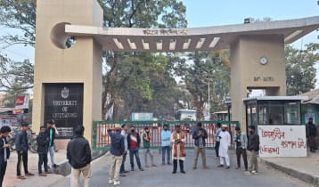 ভোট দিতে যাওয়ার জন্য বাস চান চবির শিক্ষার্থীরা, না দেওয়ায় প্রধান ফটকে তালা ভোট দিতে যাওয়ার জন্য বাস চান চবির শিক্ষার্থীরা, না দেওয়ায় প্রধান ফটকে তালা