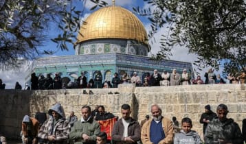 ইসরায়েলের কঠোর বিধিনিষেধের পরেও আল-আকসায় জুমা পড়েছে ১ লাখ মুসল্লি