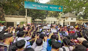 ঢাবি শিক্ষার্থীর ওপর হামলা, শাহবাগ থানার সামনে শিক্ষার্থীদের অবস্থান