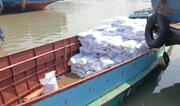 লক্ষ্মীপুরে পাচারের সময় ৩০০ বস্তা সার জব্দ