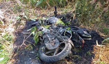 রাজৈরে ভোটকেন্দ্রের পাশে মোটরসাইকেলে আগুন