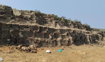 মন্ত্রীর ‘জিরো টলারেন্স’ ঘোষণার পরও থামেনি গোমতীতে মাটি কাটা