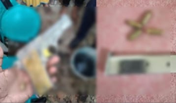 আড়াইহাজারে ডোবা শুকিয়ে পিস্তল উদ্ধার করল পুলিশ