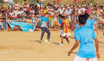 রোহিঙ্গা কিশোরদের সঙ্গে ফুটবলে মেতেছিলেন মেসুত ওজিল