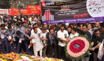 কেন্দ্রীয় শহীদ মিনারে সোনালী ব্যাংকের শ্রদ্ধা 