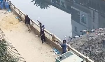 চাঁদা না পেয়ে ব্যবসায়ীর বাড়িতে প্রকাশ্যে গুলি, ভিডিও ভাইরাল